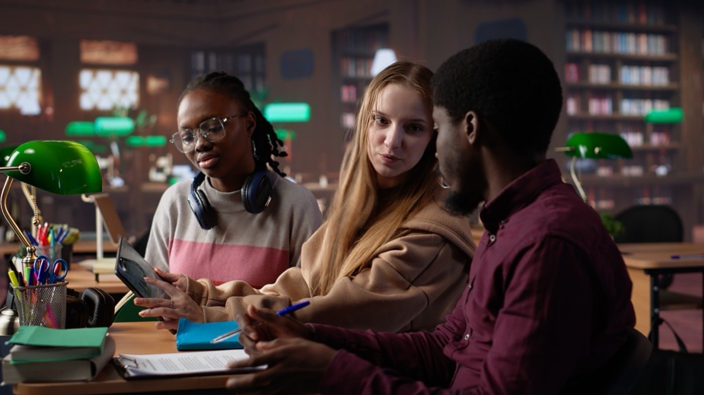 Étudiants en séance de travail intensive