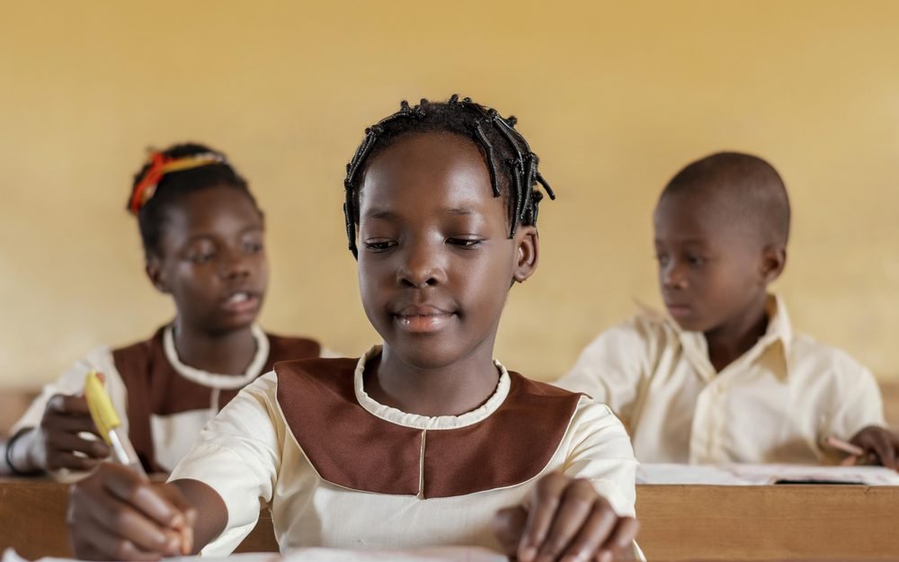 Élèves de collège attentifs pendant un cours